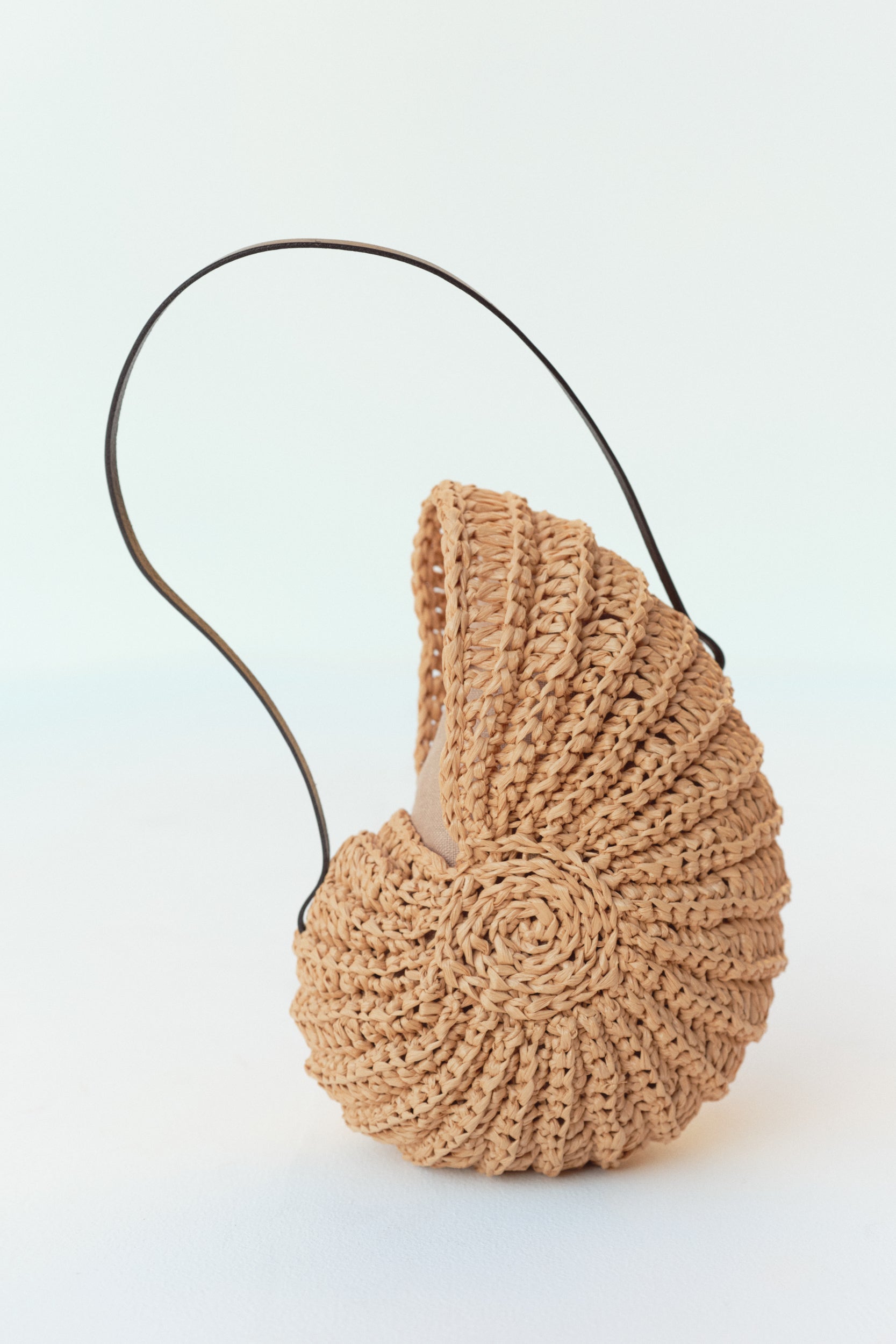 Beige Nautilus raffia shell bag shown open — J'AMEMME