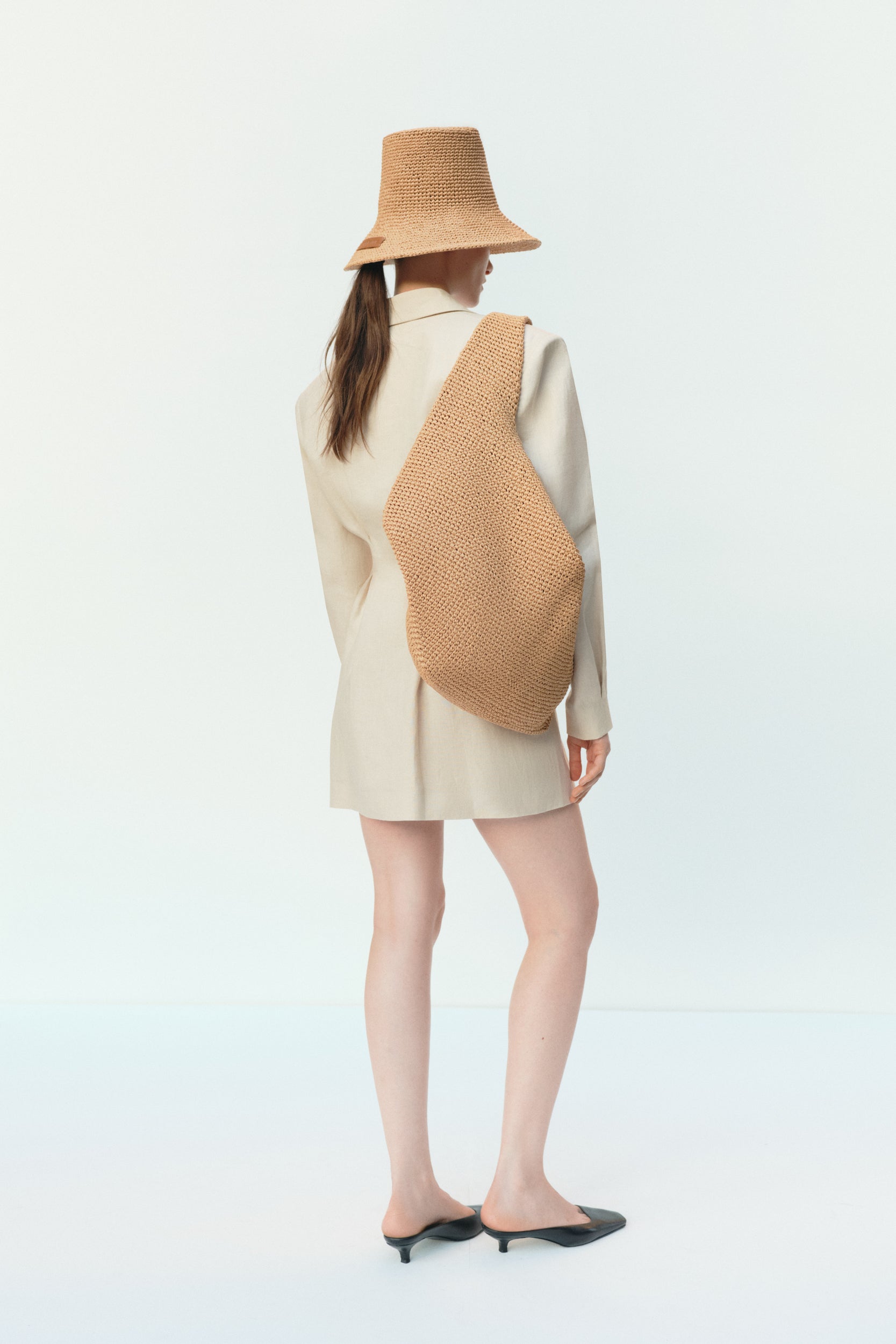 Beige raffia beach bag shown from the side — J'AMEMME Summer