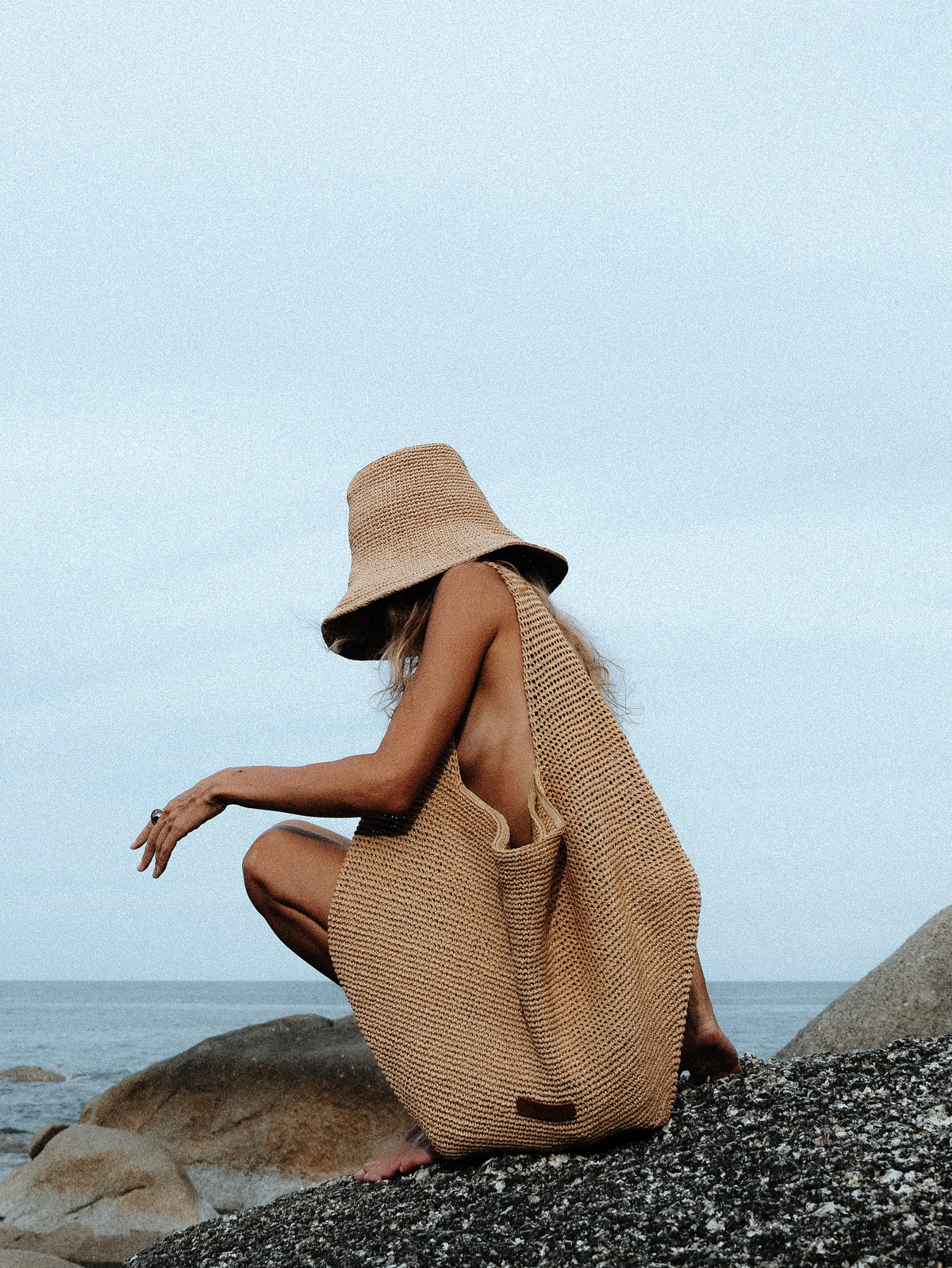 Beige raffia beach bag, side profile — J'AMEMME Summer