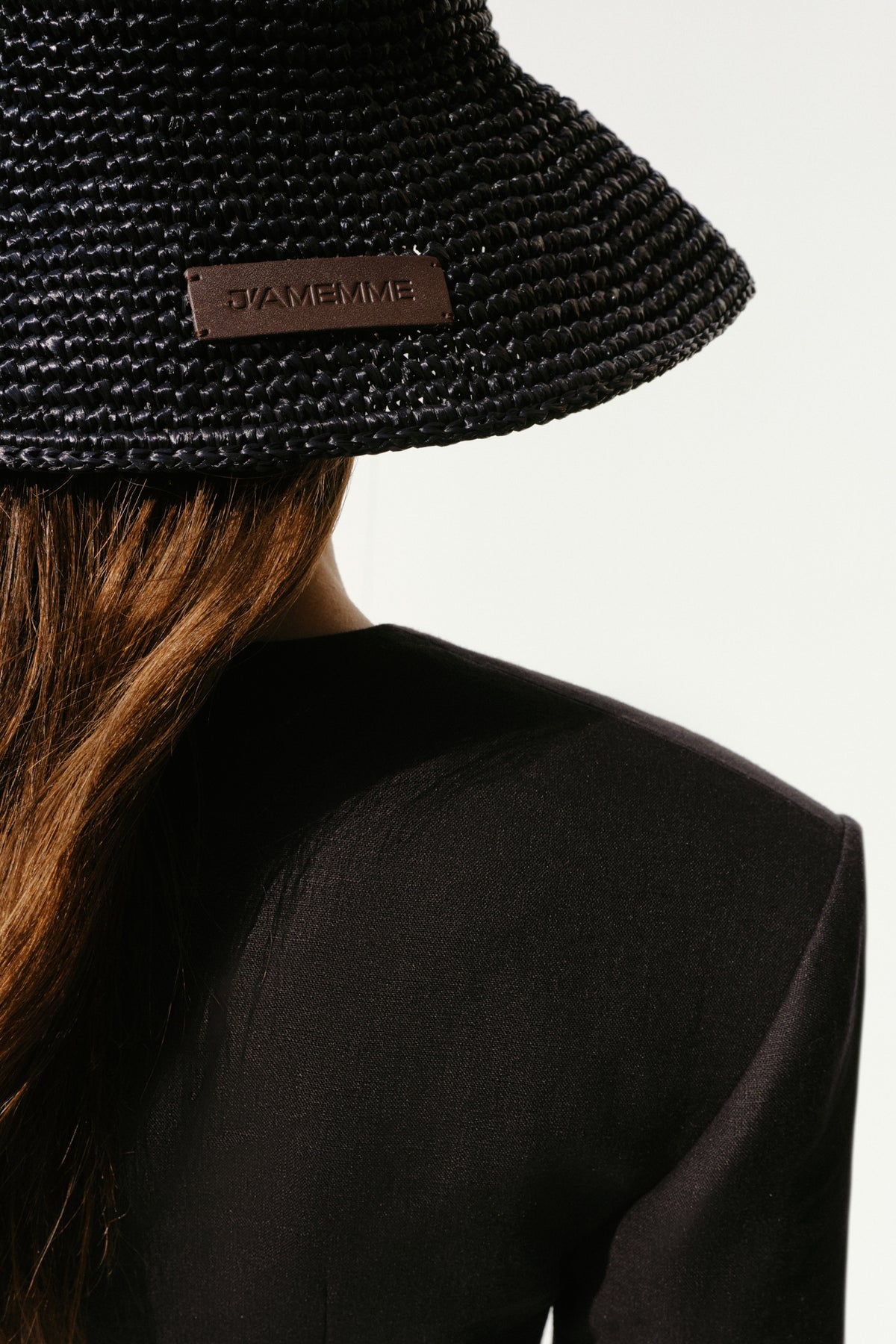 Detail of the hand-woven raffia on the black Summer sun hat — J'AMEMME