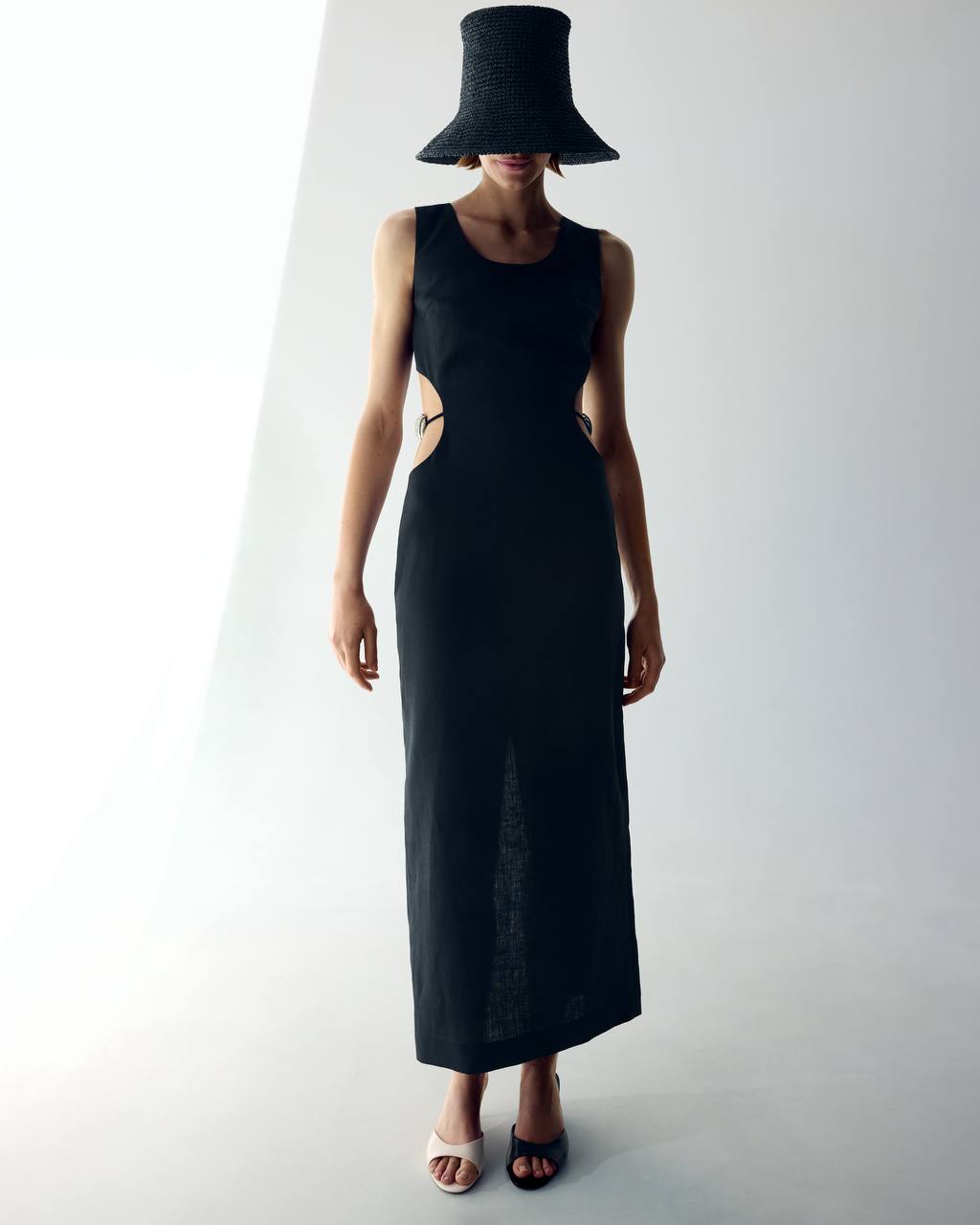 Black raffia wide-brim sun hat, front view — J'AMEMME Summer