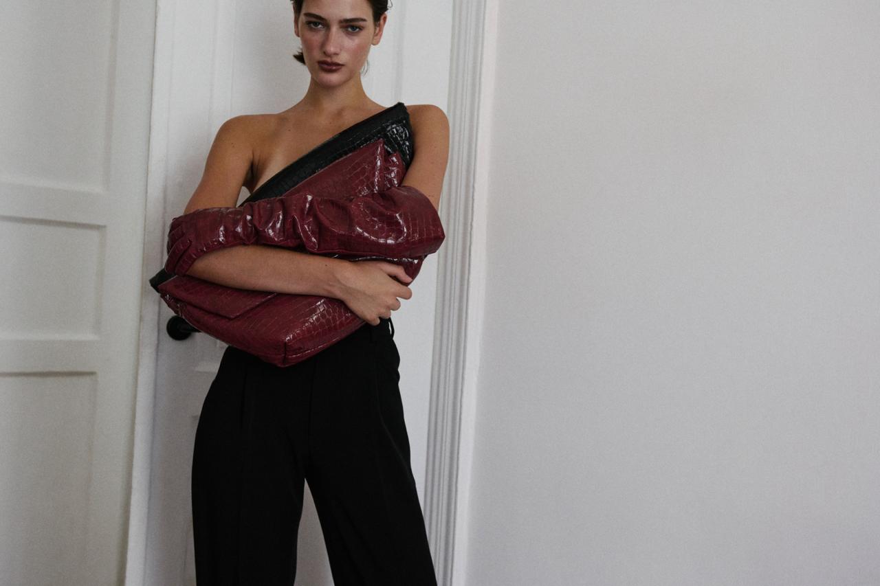 CROCO BLACK CLUTCH