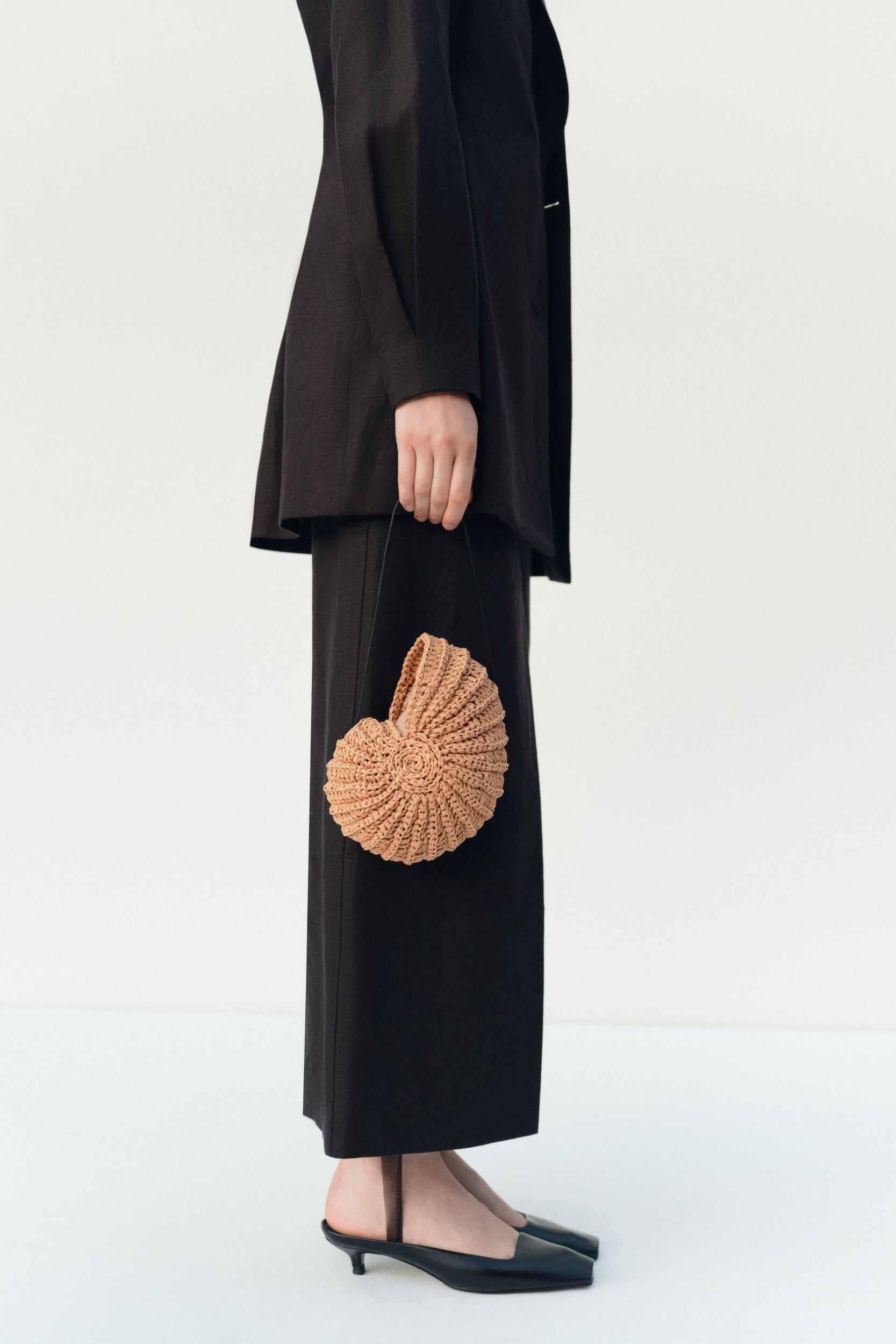 Beige Nautilus raffia shell bag with its shoulder strap — J'AMEMME