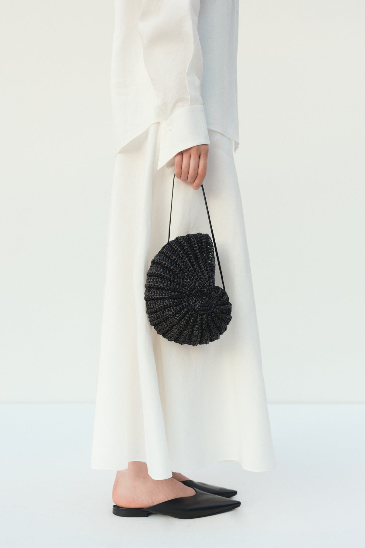 Black Nautilus raffia shell bag with its shoulder strap — J'AMEMME
