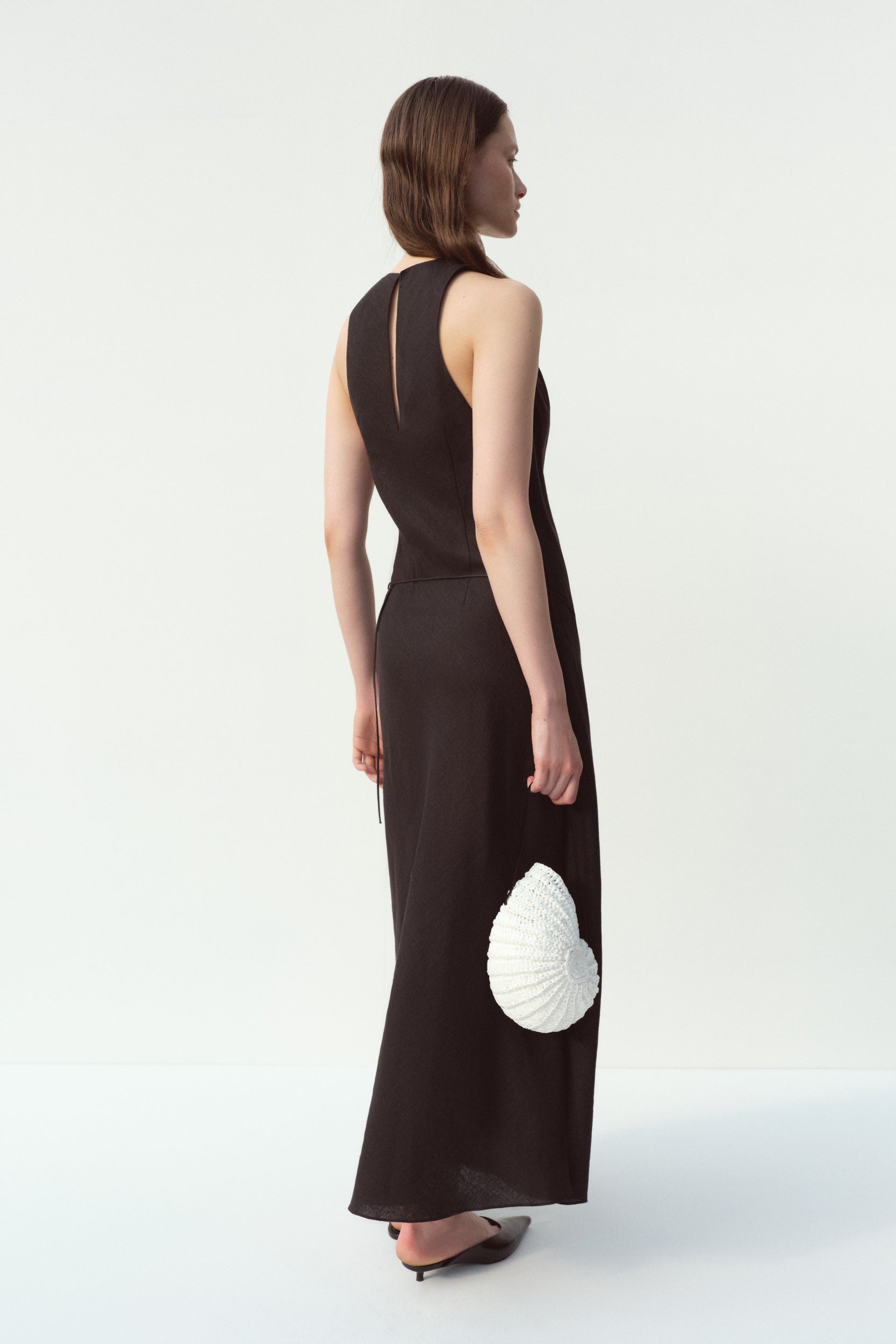 White Nautilus raffia shell bag with its black shoulder strap — J'AMEMME