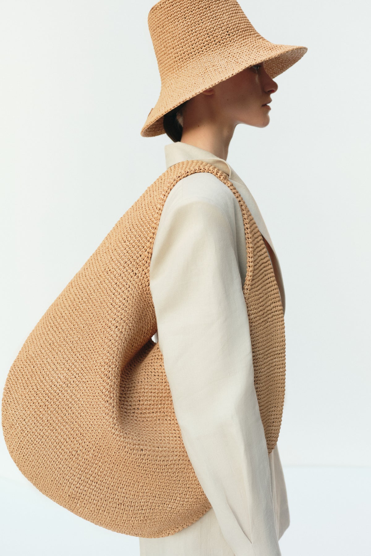 Beige hand-woven raffia beach bag with a sculptural shape — J'AMEMME Summer