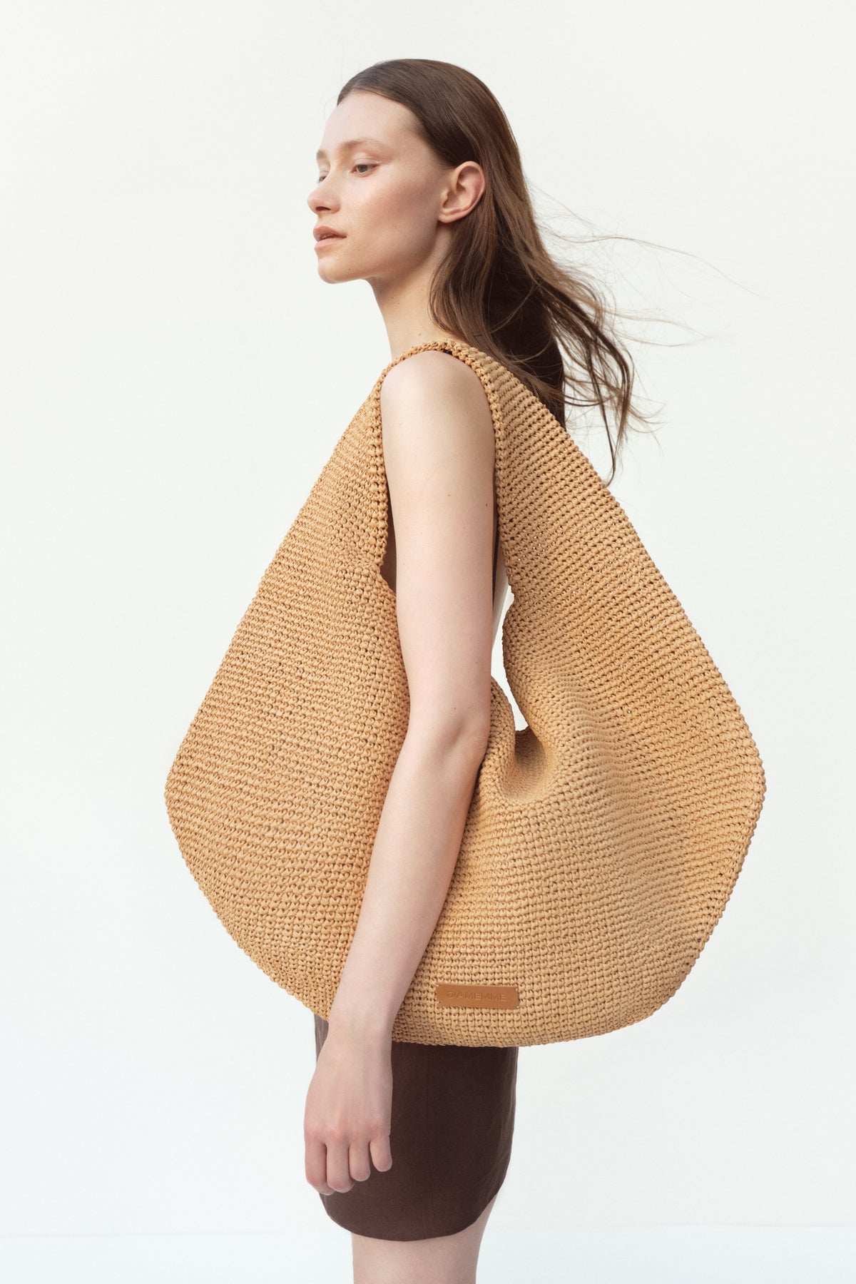 Detail of the hand-woven raffia on the beige Summer beach bag — J'AMEMME